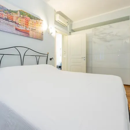 Apartment Casa Matilde, Chic&charme A 2 Passi Da De Ferrari - Metro Per Acquario Genoa